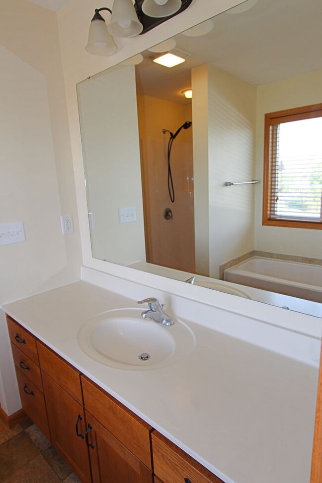 Building Photo - 3 Bedroom Townhome