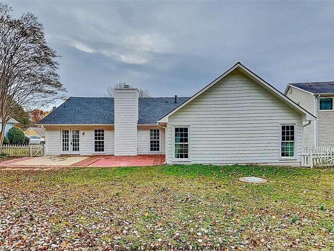 Building Photo - 4660 Hampton Square Dr