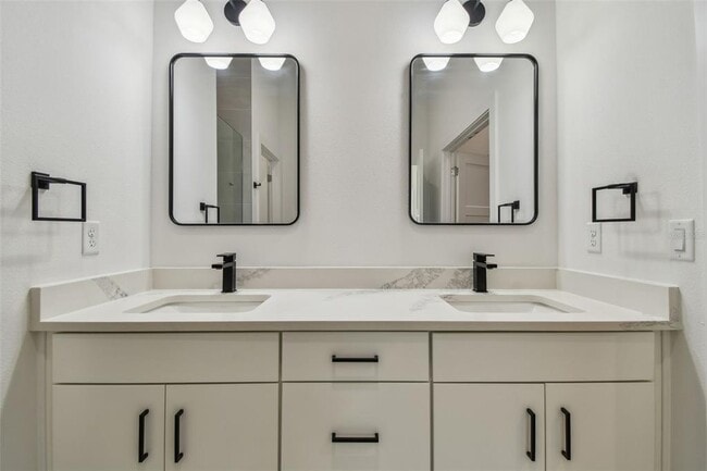 Building Photo - 3826 Pompano Dr SE