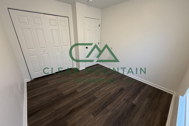 Building Photo - MOVE-IN SPECIAL! FREE RENT!