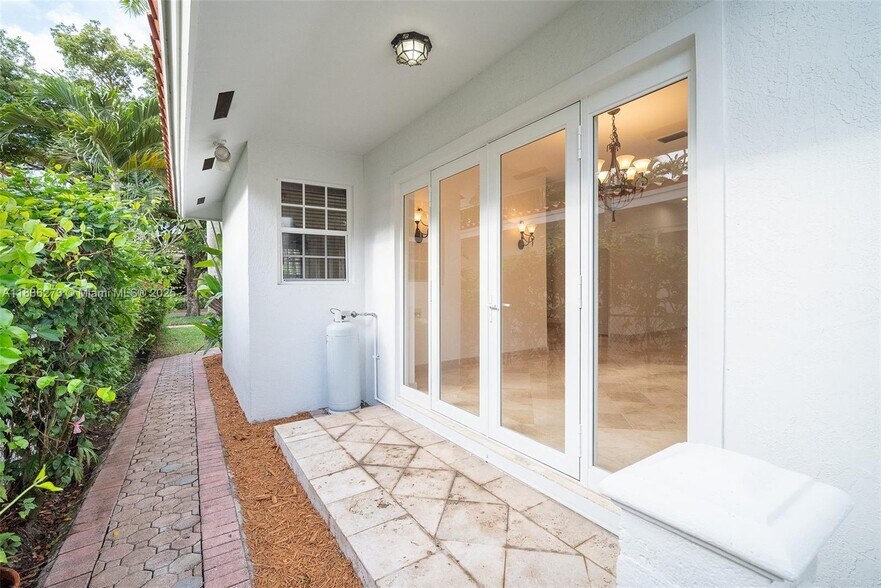 Building Photo - 1135 Asturia Ave