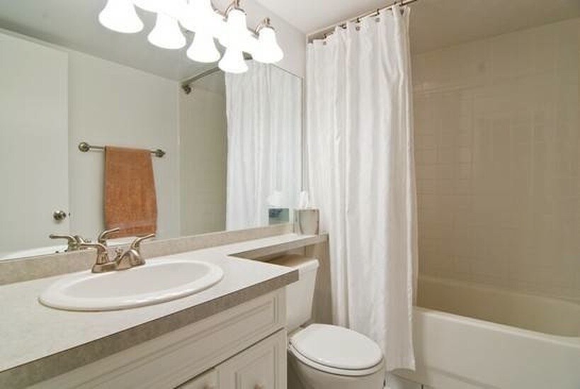Bathroom - 2012 West Saint Paul Avenue