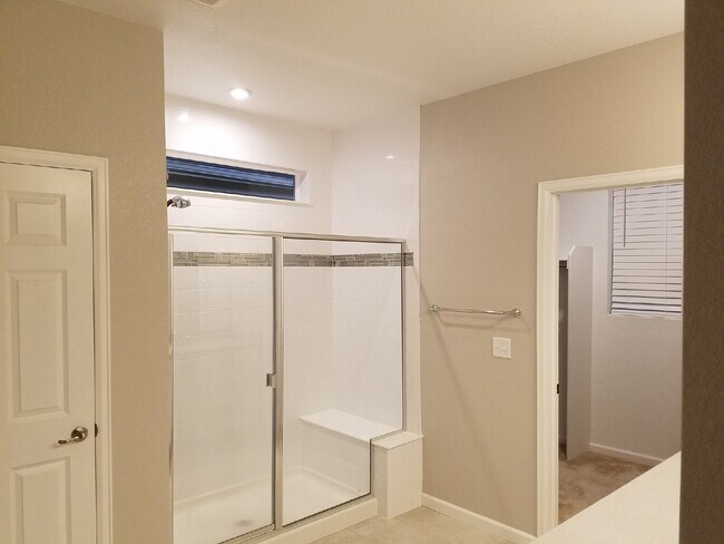 Building Photo - Gorgeous 4-Bed 3.5-Bath Home in Dayton Triangle!