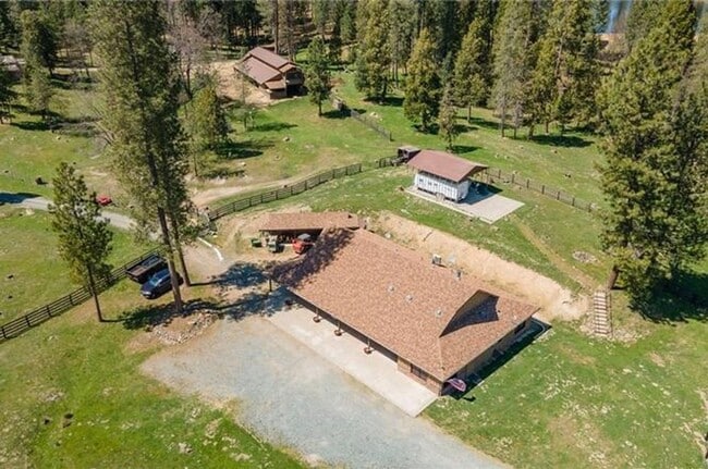 Building Photo - Sierra Ranch w/Lake
