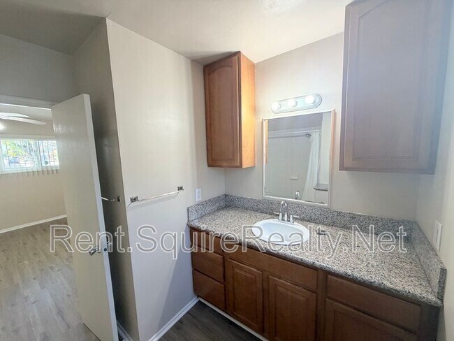 Building Photo - 902 N Angeleno Ave