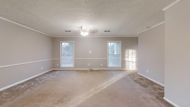 Building Photo - Spacious Home Conveniently Located close t...