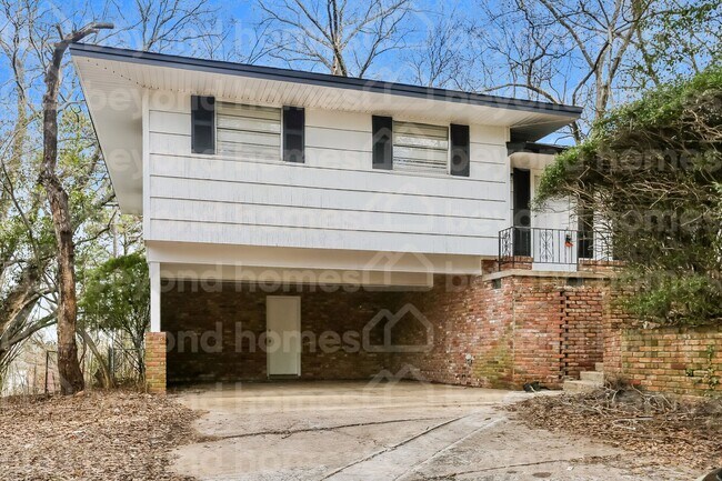Building Photo - Beautifully renovated home with 3 bedroom ...