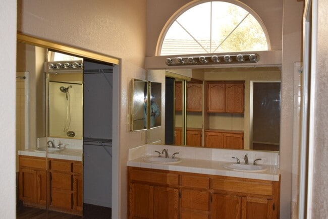 Building Photo - Tracy Home  Available for Rent