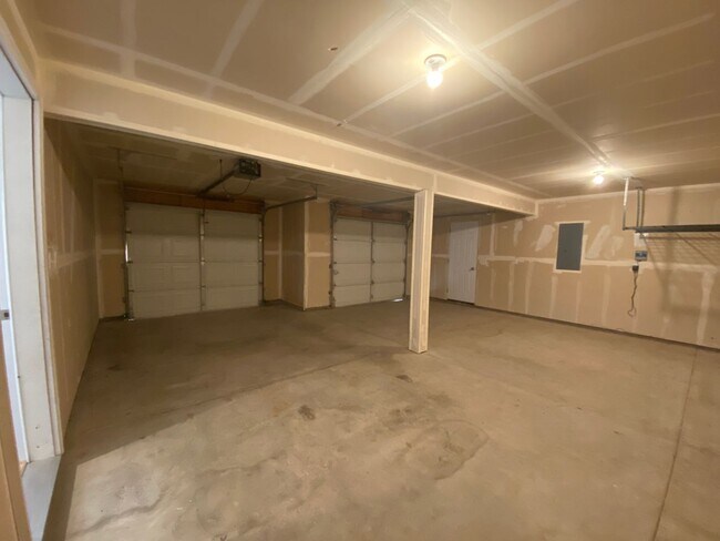 Building Photo - Beautiful 4-bedroom 2.5 bath home located ...