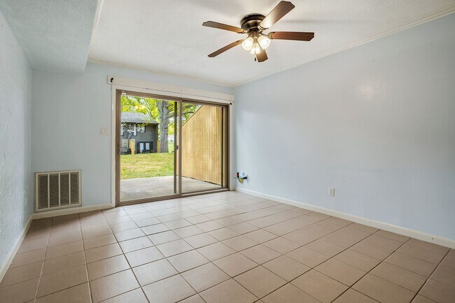Building Photo - 2 Bedroom 1 Bath Condominium Located in Johnson City, TN