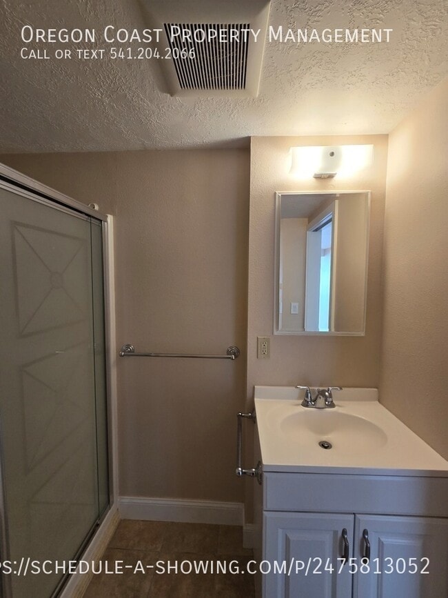 Building Photo - Ocean Views 1bed/1bath Upstairs Unit