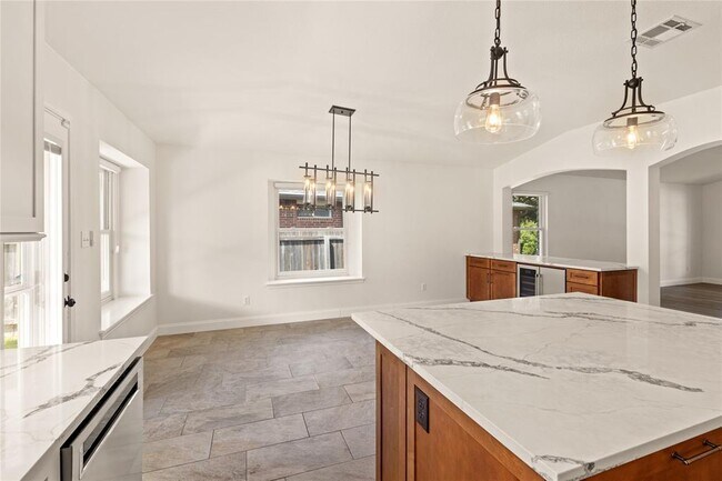 Building Photo - 2652 Bradley Ln