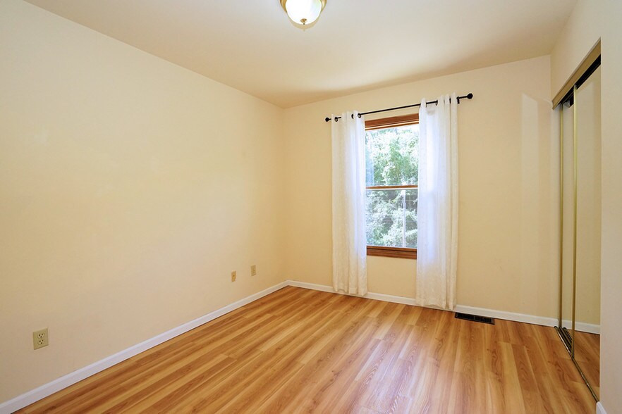 Building Photo - 2020 Benton Rd