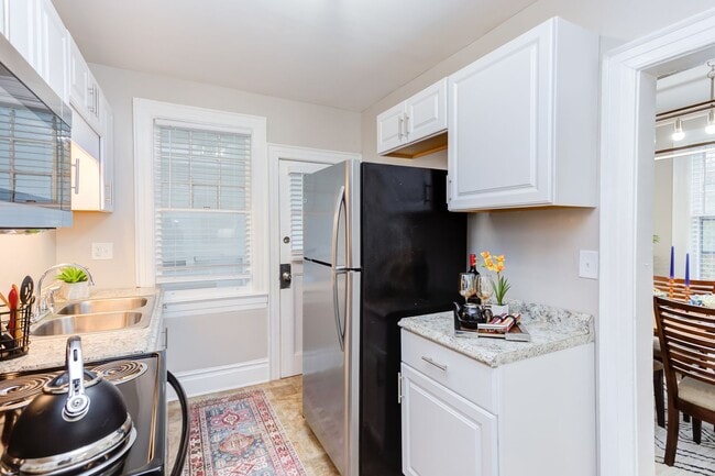 Building Photo - Available Now - Adorable and Spacious! 2 B...