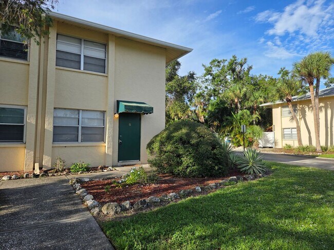 Primary Photo - NEW PRICE / Summer Lakes-N Tamiami Trail