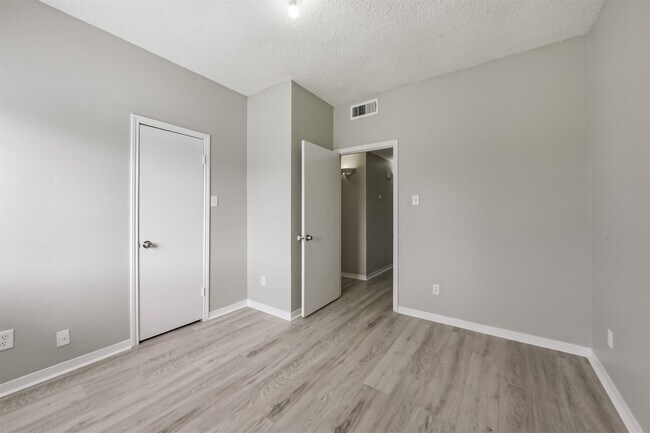 Building Photo - 10122 Waterstone Dr