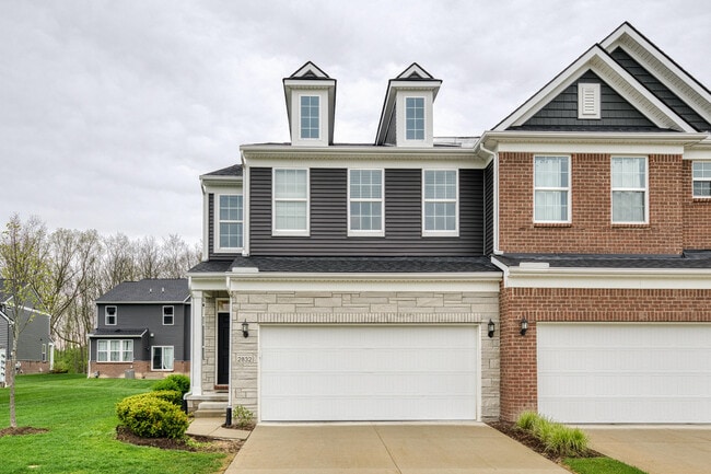 Building Photo - 2832 Fairgrove Cres