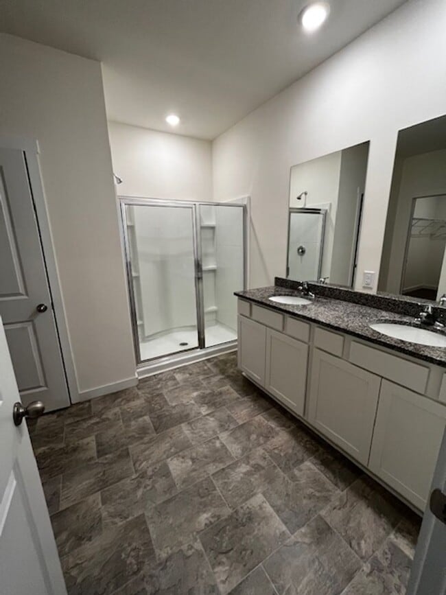 Building Photo - One level 4 Bed 3 Bath home built in 2024