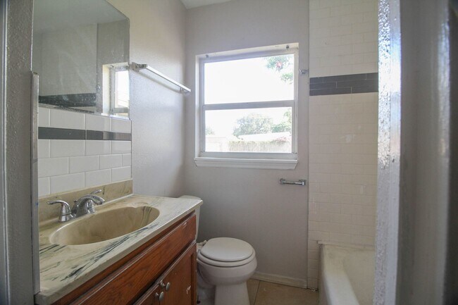 Building Photo - 15 N Oxalis Dr