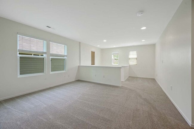 Building Photo - 3 Bedroom Open Concept with Enough Room fo...