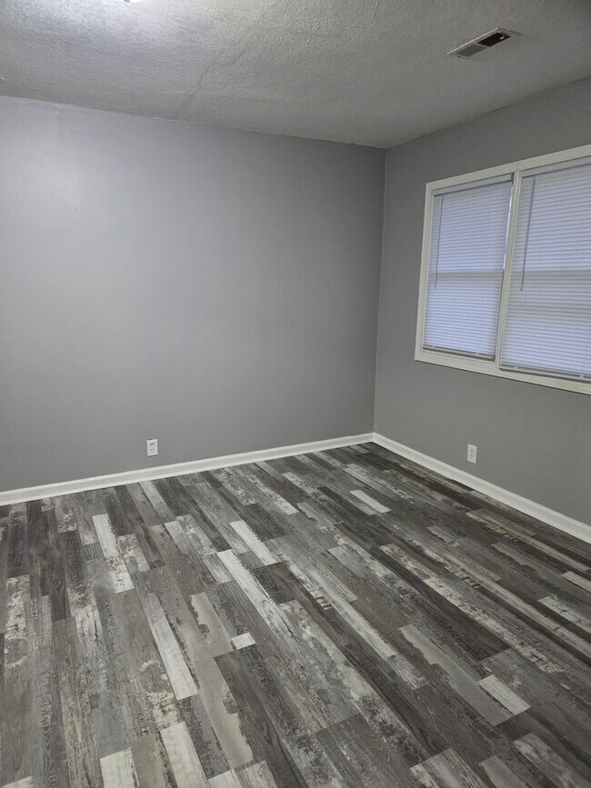 Building Photo - 1025 S St Clair St