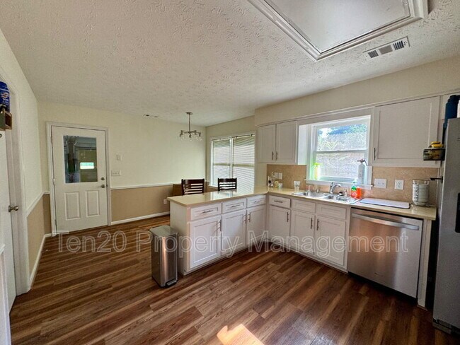 Building Photo - 4 S Whisper Ct