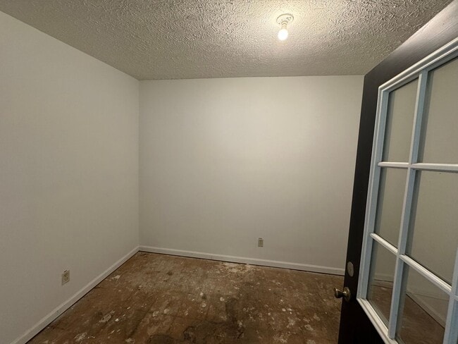 Building Photo - Private and Lovely 3 Bedroom Home