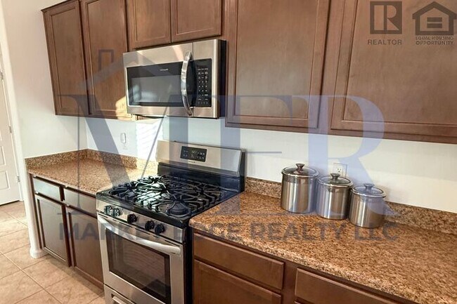 Building Photo - 4Bed/4Bath w/2 Car Gar-Tucson! $199 MOVE-I...