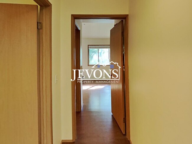 Building Photo - Fabulous 2 Bedrooms, 2 Bathroom, Top-Floor Condo in Klahanie