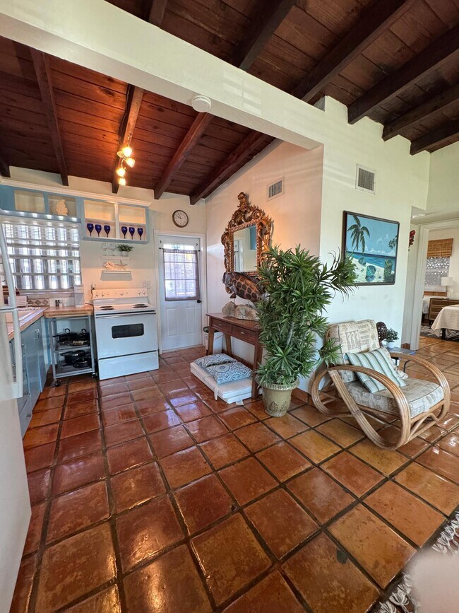 Building Photo - 256 E 24th St