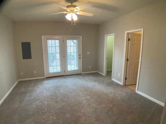 Building Photo - 3 Bed, 3.5 Bath Townhome with Garage!