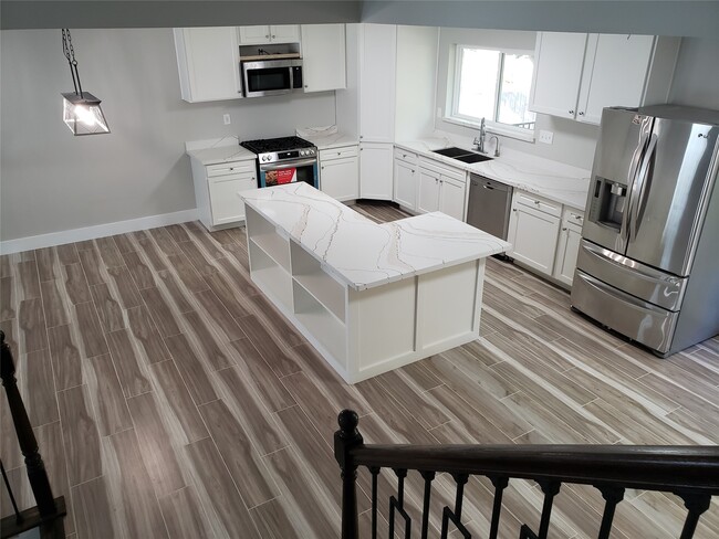 Building Photo - 3922 Green Crest Dr