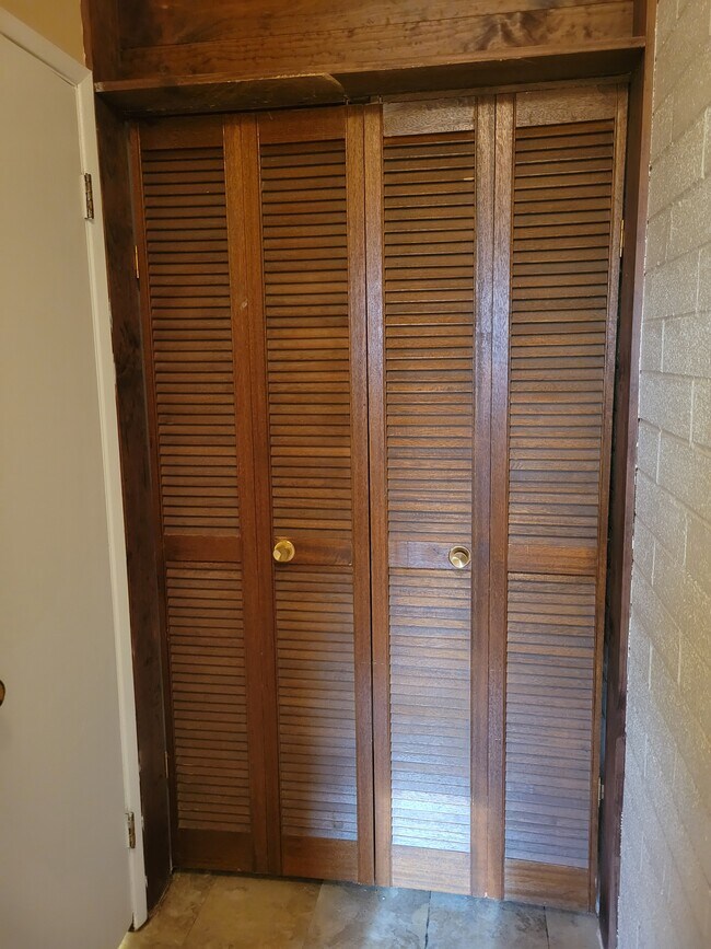 Building Photo - 3423 E Flower St