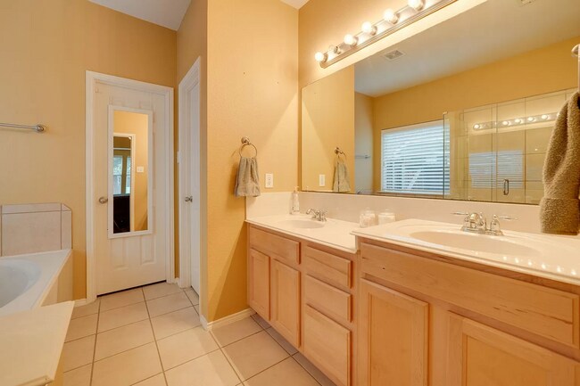 Building Photo - 5517 Crimson Oaks Dr