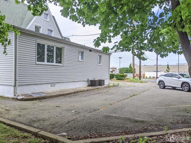 Building Photo - 120 Plainfield Ave