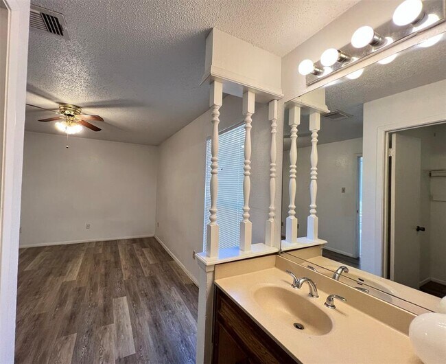 Building Photo - 10616 Mellow Meadow Dr