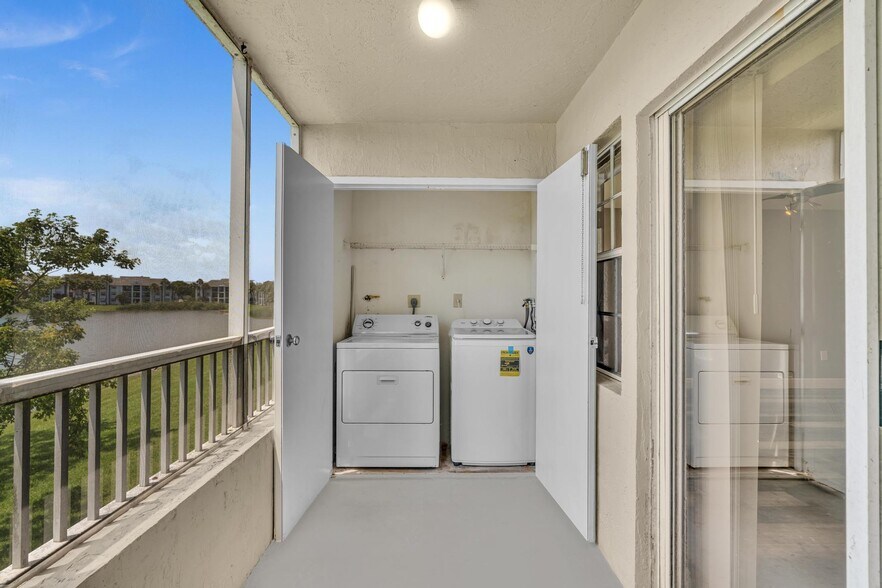 Building Photo - 2850 N Oakland Forest Dr