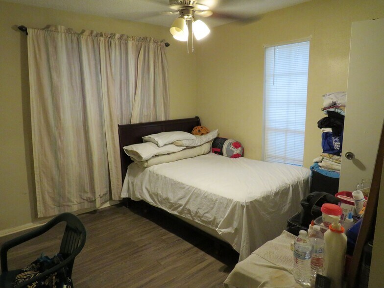 Building Photo - 4815 Sorrento