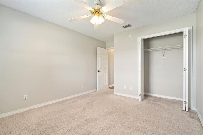 Building Photo - 3/2 OFF SILVERHILL AVE