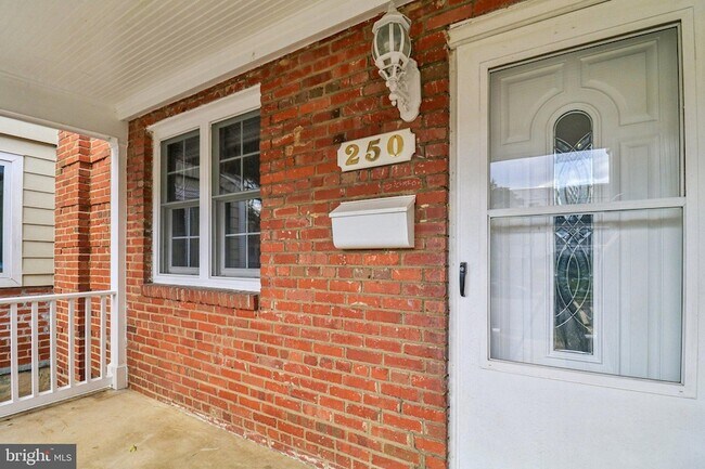 Building Photo - 250 Lynhaven Dr