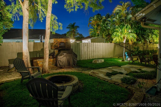 Building Photo - 900 Cosmos Ct