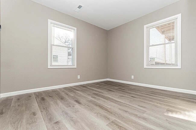 Building Photo - Charming 2 Bedroom Rental