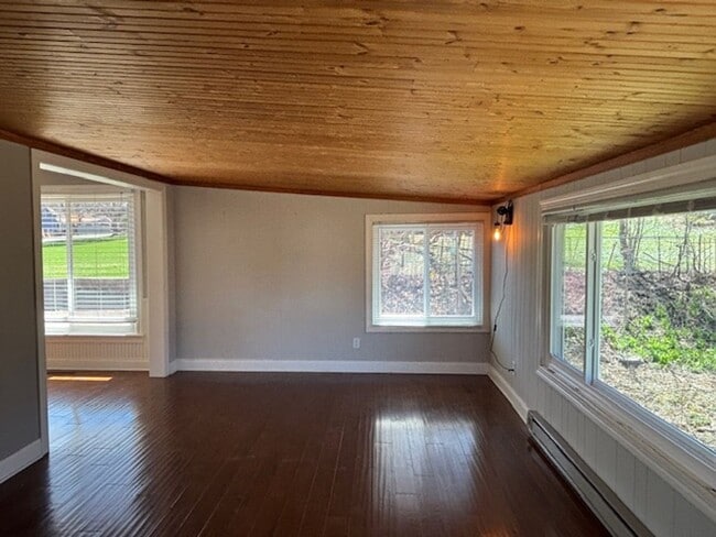 Building Photo - Available NOW! Gorgeous 3BR/2 BA Unit in Hastings!