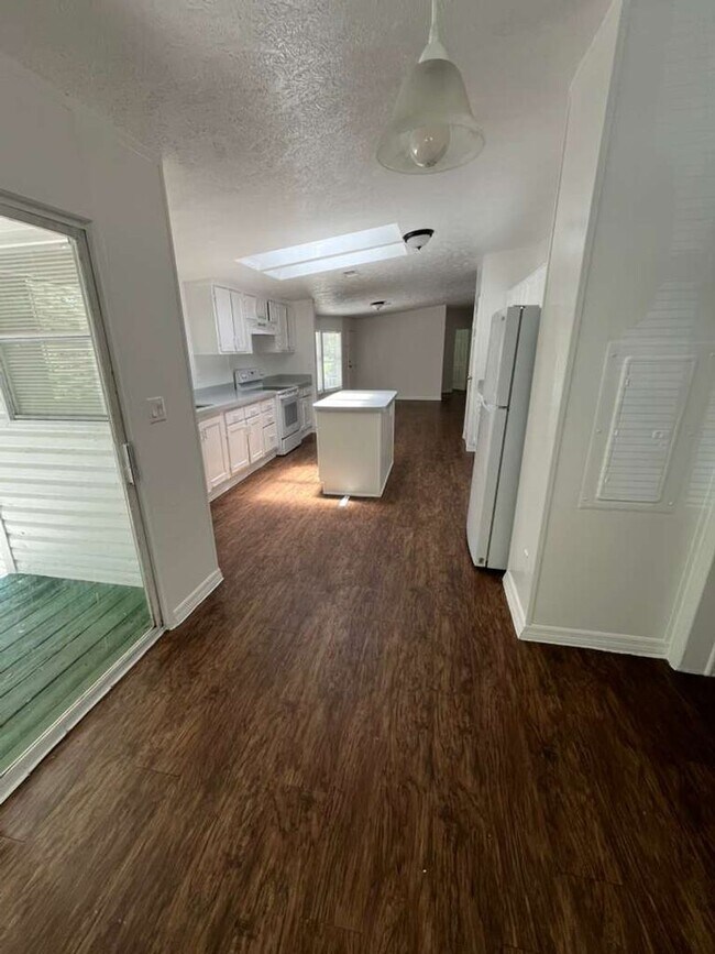 Building Photo - Large 4 bedroom 2 bathroom mobile home