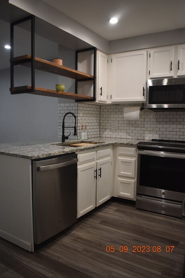 Building Photo - Lovely Updated Littleton Townhome in Wonderful Location