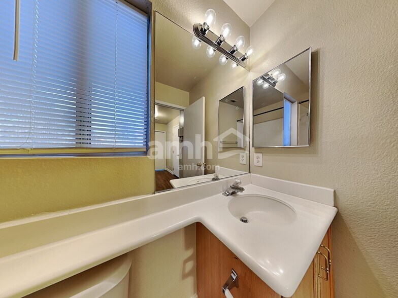 Building Photo - 8713 Sandringham Ave