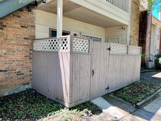 Building Photo - 2626 Holly Hall St