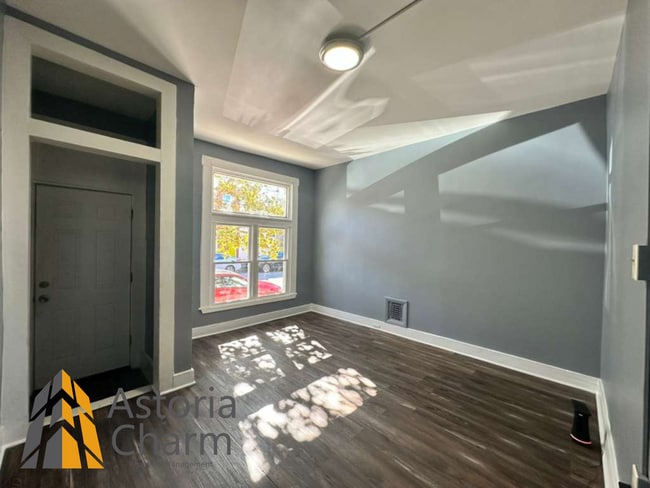 Building Photo - Move In Ready 2 Bedroom Home with Fresh Up...