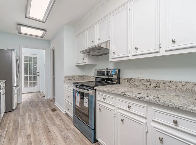 Building Photo - Gorgeous Renovated Home with Modern Finishes & Gated Community Amenities