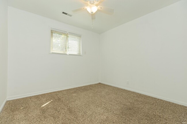 Building Photo - 5122 Woodridge Dr